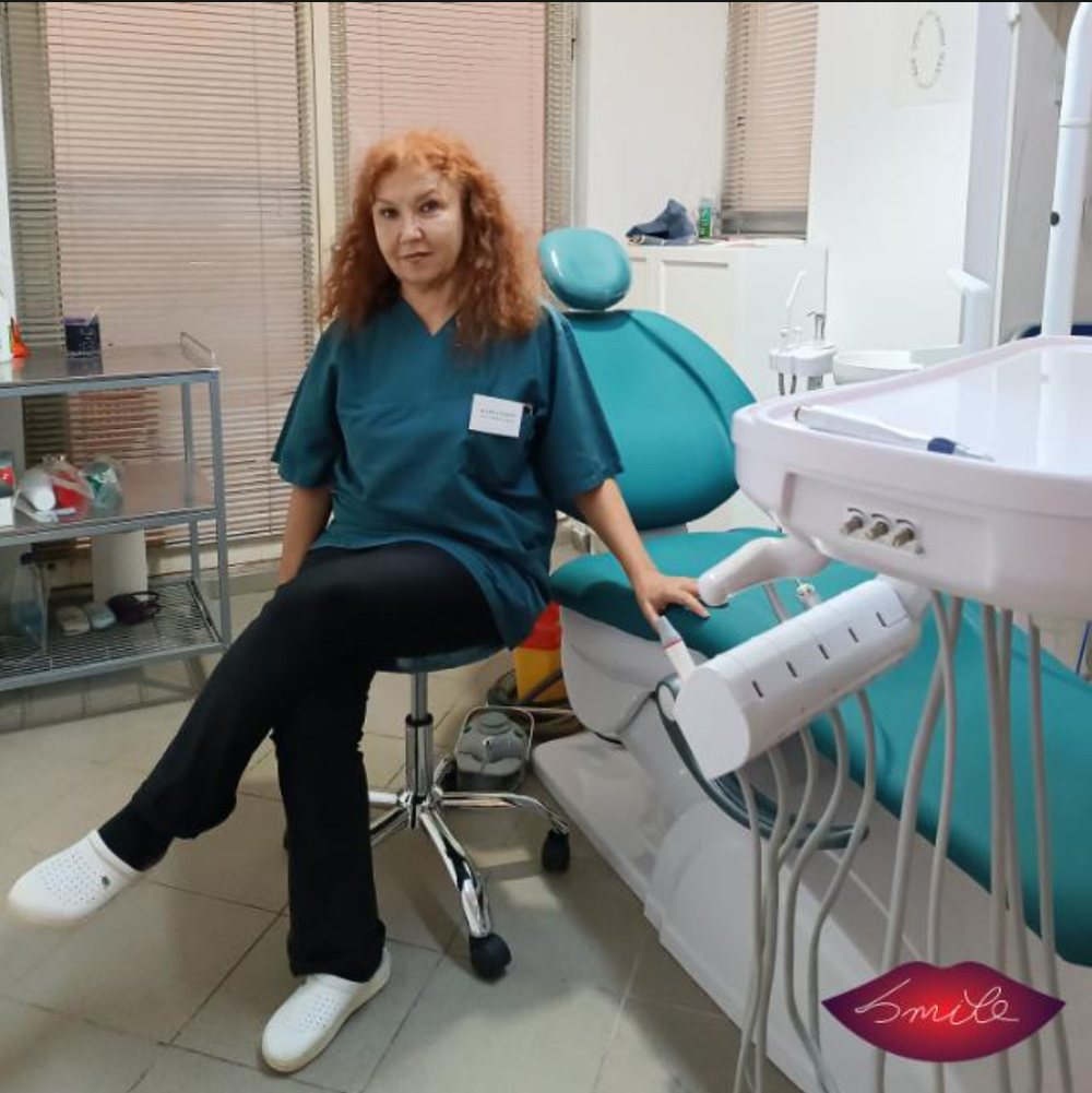 Dr. Crina Galescu — medic stomatolog, în cabinetul din Tei